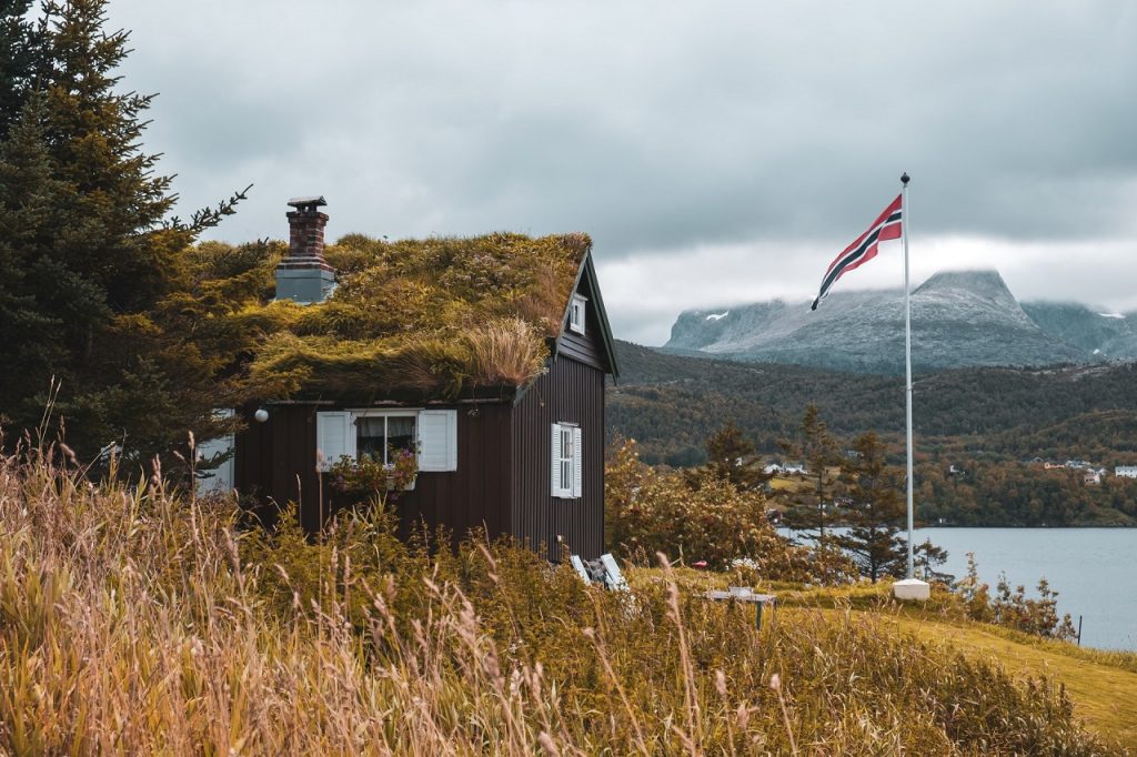 A cabin in Saltstraumen with a Norwegian flag