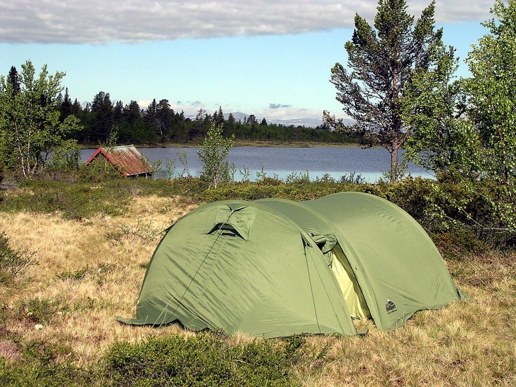A tent on Femundsmarka. You can freely camp in nature, but there are many mistakes to avoid when wild camping in Norway. 