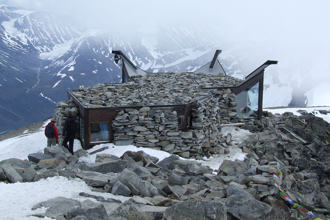 Cabin at top of Galdhøpiggen cc