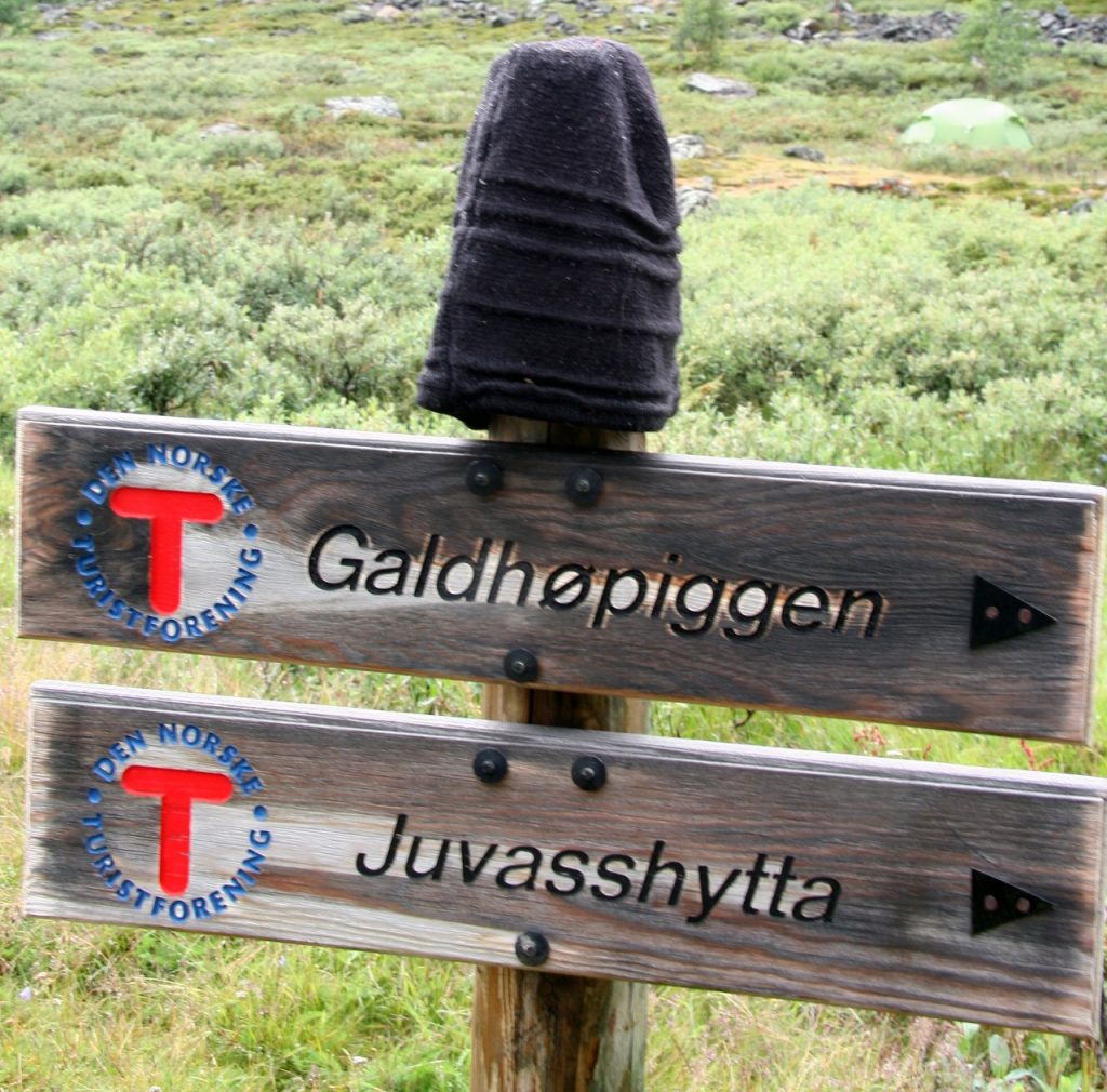 Signs to Galdhøpiggen and Juvasshytta