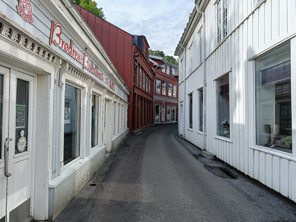 The small streets of Kragerø offer a unique shopping experience. 