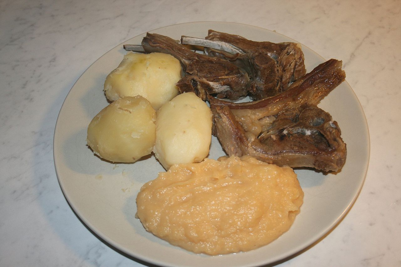A plate with pinnekjøtt, rutabaga purée (kålrotstappe) and potatoes. Photo by