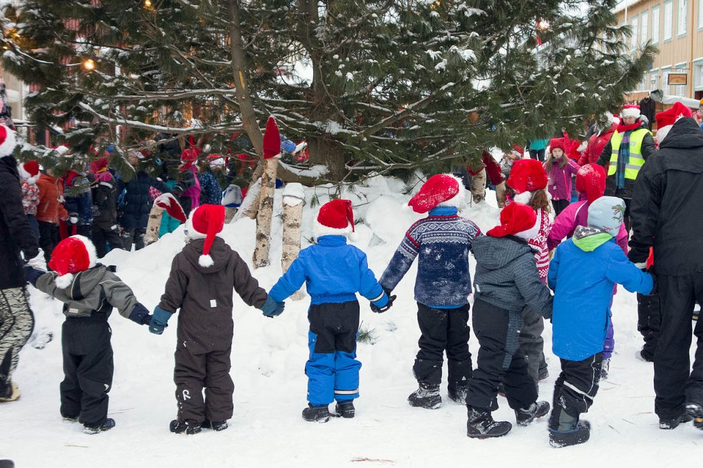 Children walking around the Christmas tree in Røros.