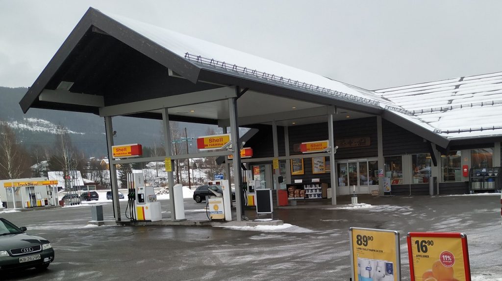 A Shell gas station in Nesbyen. Many gas stations will let you buy firewood in Norway, but at a high price point. 