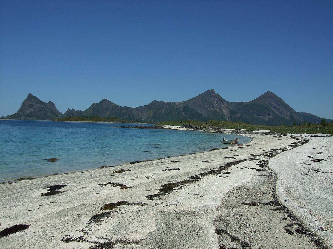 A beach at Engeløya with the mountain "Profile of Napeleon" in the background