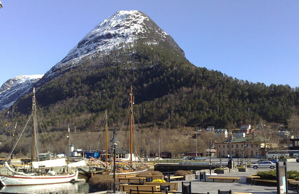 Åndalsnes harbour with Nesaksla mountaint behind. 