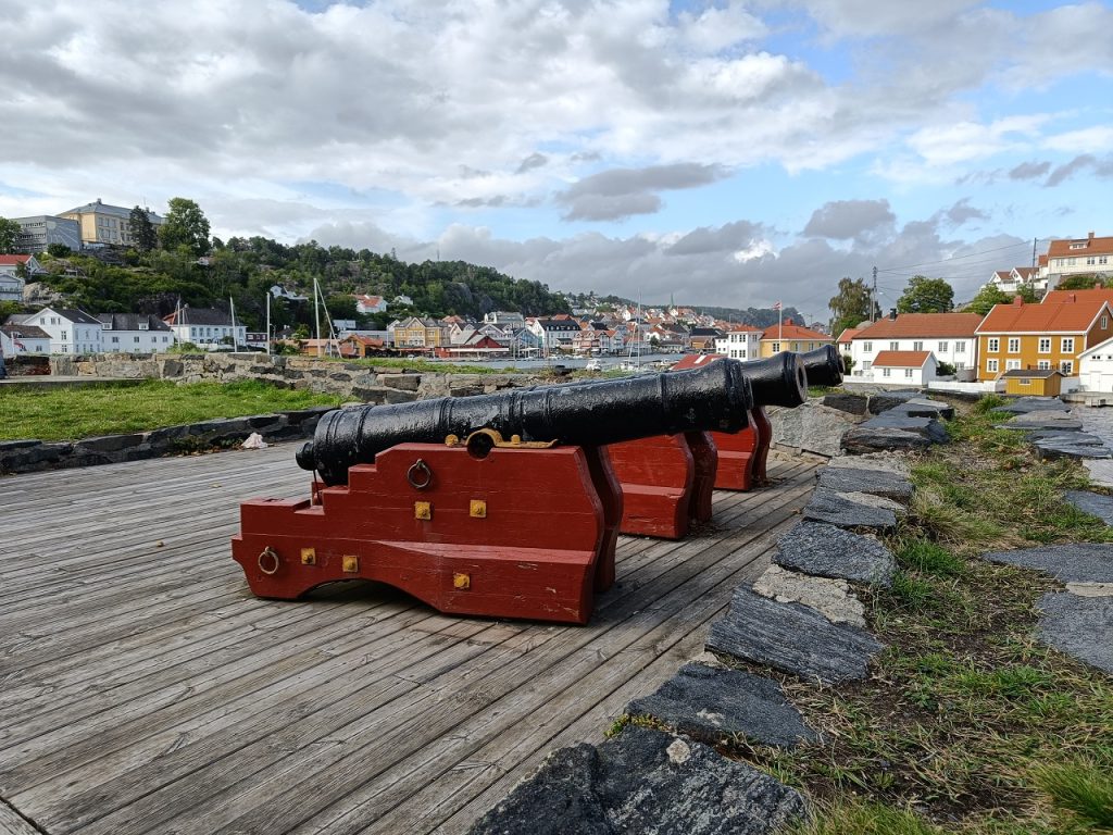 Cannons at Gunnarsholmen in Kragerø. The city can be seen in the background of the photo. Photo by Nicklas Iversen / TheNorwayGuide.com. 