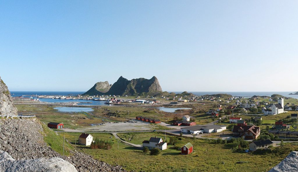 Sørland is the only real village on Værøy. Photo by ZorroIII / CC BY-SA 3.0. 
